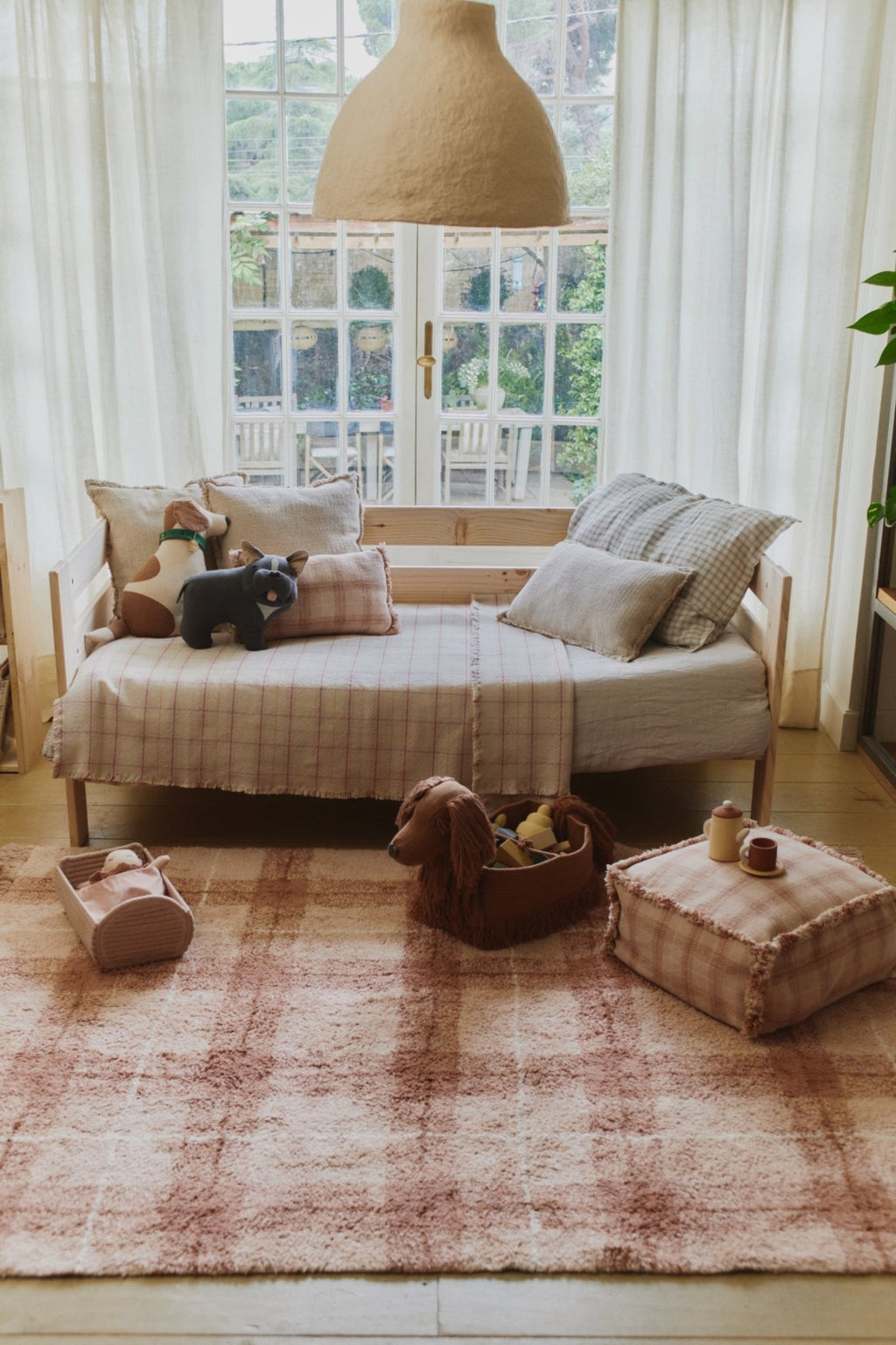 Poef Handloom Pouf Rose - 40 x 40 x 20 cm - Kinderzetels en poefs Lorena Canals - In den Olifant