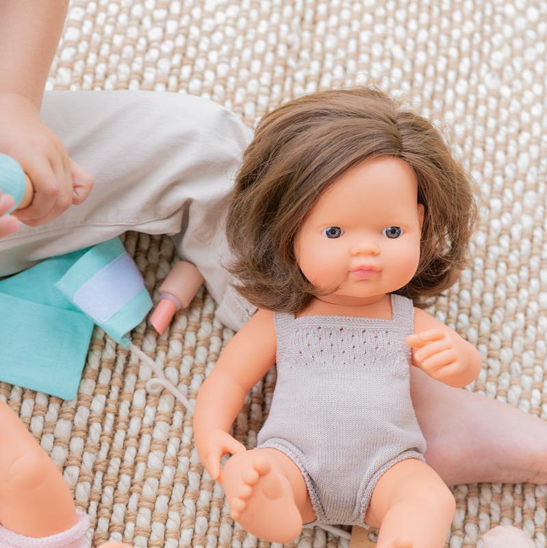 Pop Europees meisje met bruin haar - 38 cm - Babypoppen Miniland - In den Olifant