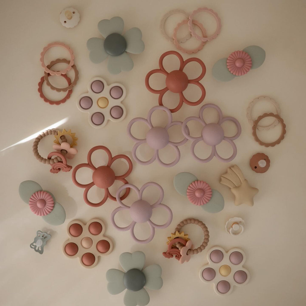 Rammelaar bijtspeeltje - Soft Lilac - Bijtspeelgoed Mushie - In den Olifant