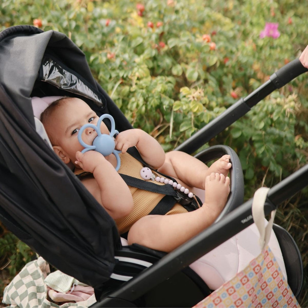 Rammelaar Daisy Teether Faded Denim - Bijtspeelgoed Mushie - In den Olifant