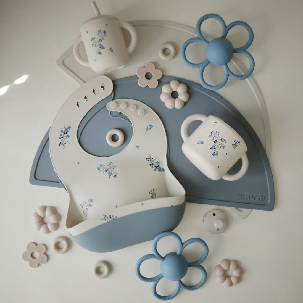 Rammelaar Daisy Teether Faded Denim - Bijtspeelgoed Mushie - In den Olifant