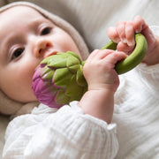 Rammelaar en bijtspeeltje - Artichoke Rattle Toy - Rammelaars Oli&Carol - In den Olifant