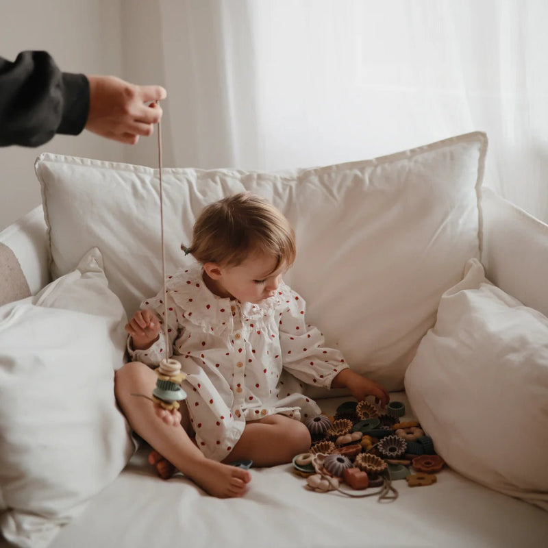 Rijgset Bead Lacing Toy Set - met 54 kralen - Kralen rijgen Mushie - In den Olifant