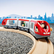 Rode Passagierstrein Travel Train met 2 figuurtjes - Treinen Brio - In den Olifant