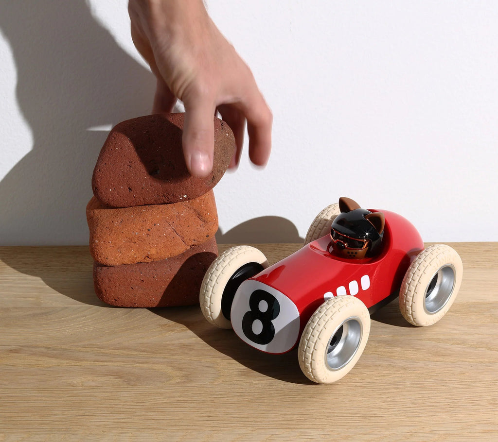 Rode speelgoedwagen - Egg Hardy - Auto's en voertuigen Playforever - In den Olifant