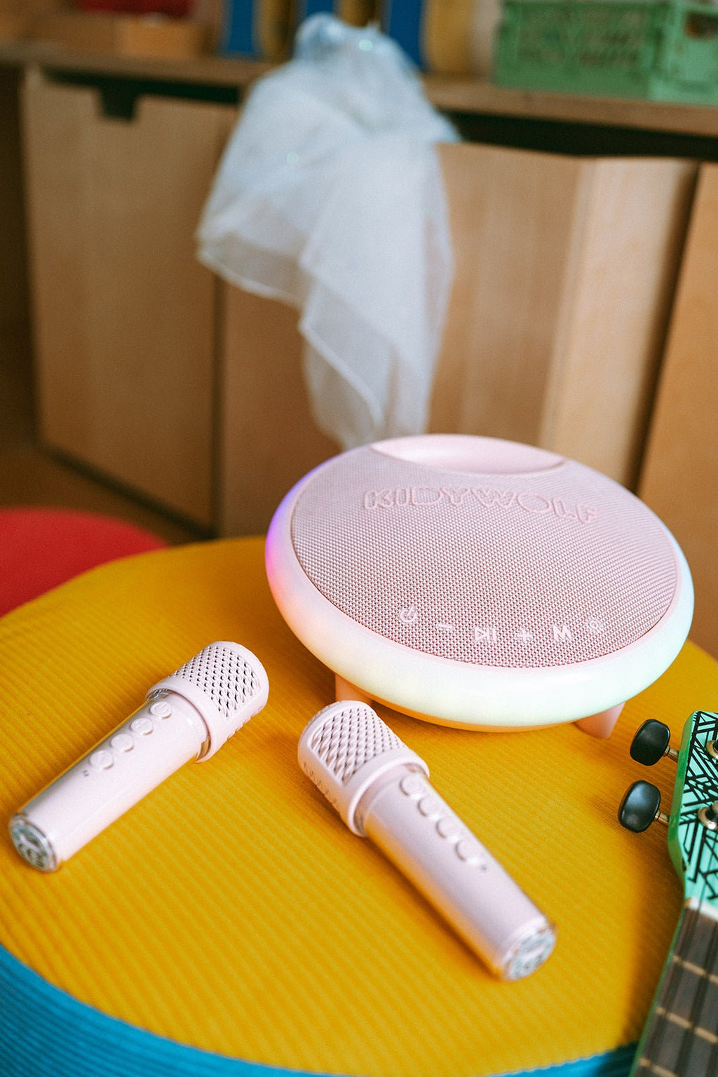 Roze karaoke luidspreker met 2 microfoons - Kidykaraoke - Muziekinstrumenten Kidywolf - In den Olifant