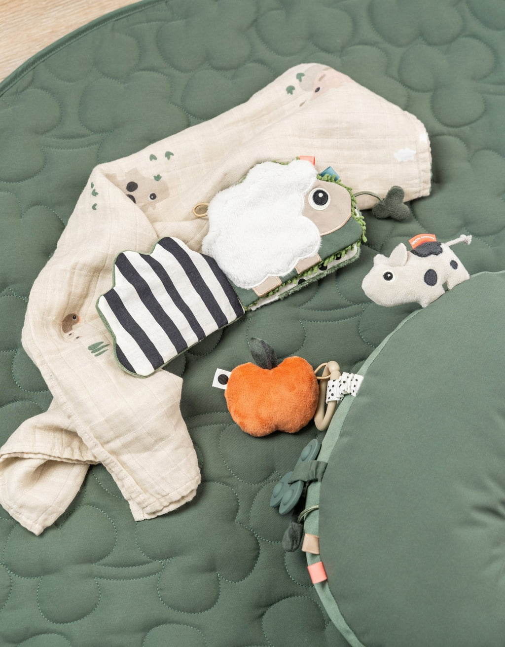 Sensorisch babyboekje - Tiny farm Colour mix - Babyboekjes Done by Deer - In den Olifant