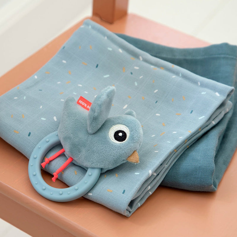 Sensorische rammelaar met bijtring - Birdee Blue - Rammelaars Done by Deer - In den Olifant