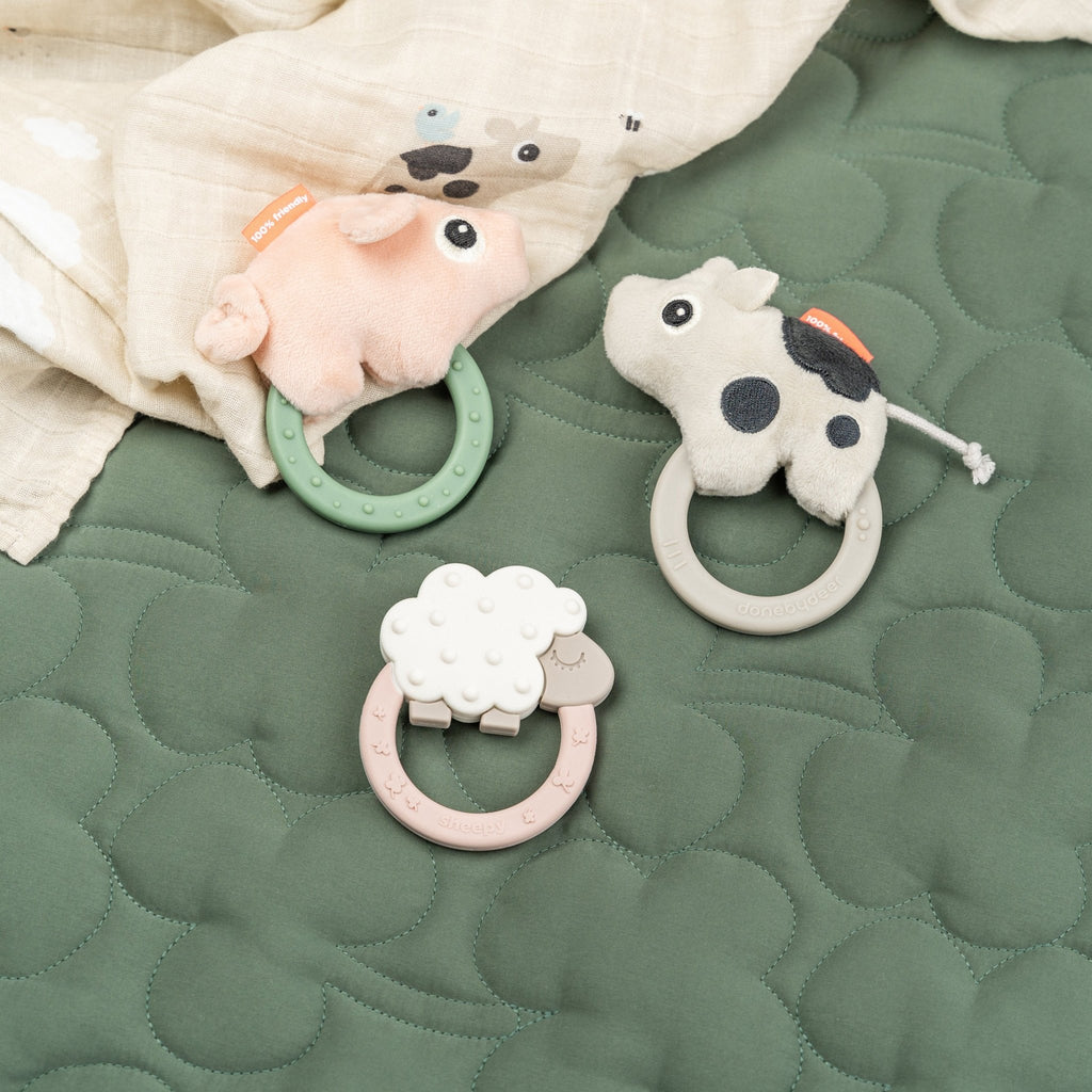 Sensorische rammelaar met bijtring - Dotti Sand - Rammelaars Done by Deer - In den Olifant