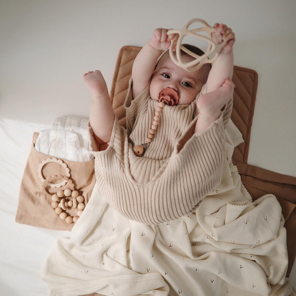 Siliconen bijtspeeltje Ball Shifting Sand - Activiteitenspeelgoed Mushie - In den Olifant