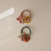 Siliconen bijtspeeltje rammelaar - Dino - Rammelaars Mushie - In den Olifant