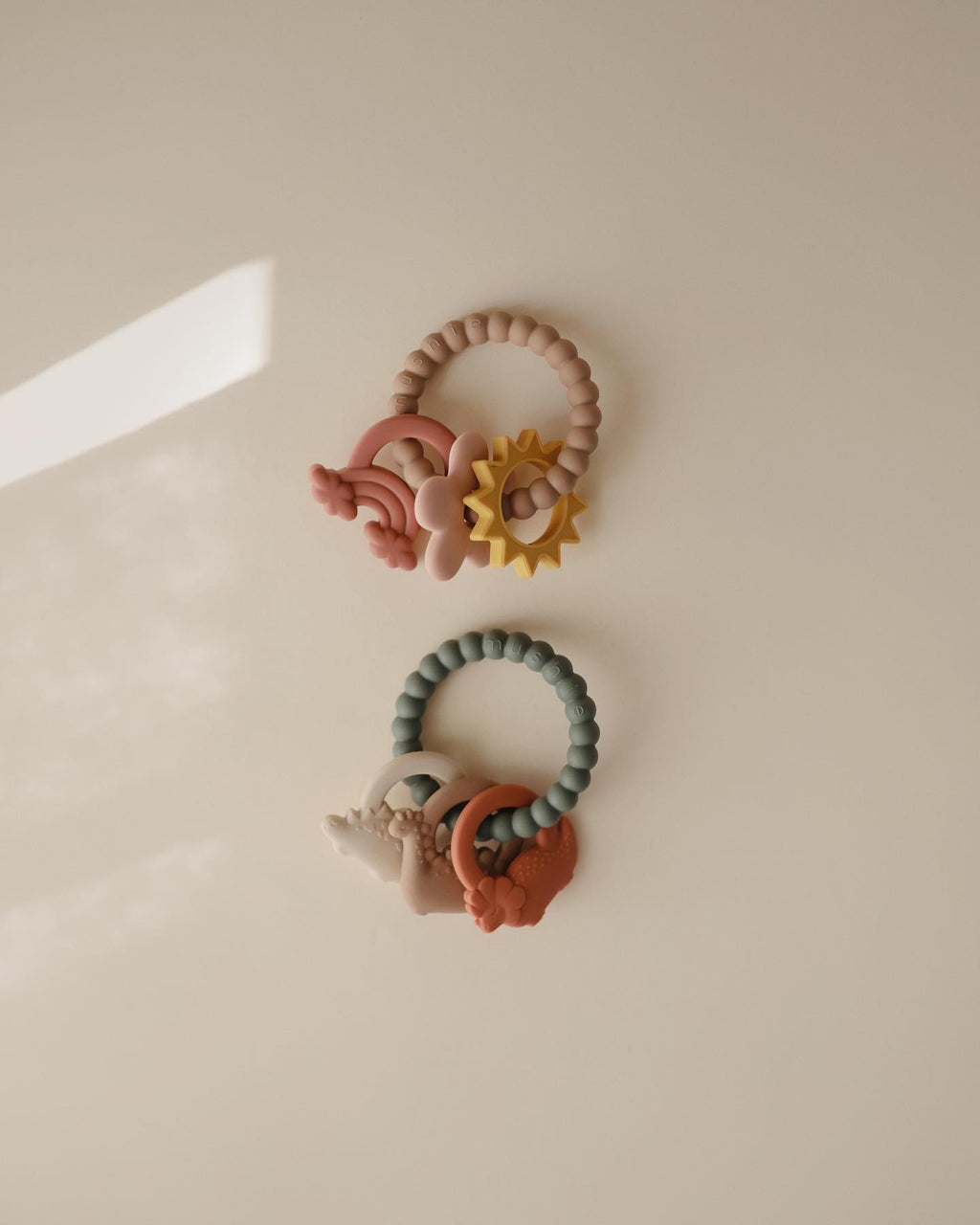 Siliconen bijtspeeltje rammelaar - Dino - Rammelaars Mushie - In den Olifant