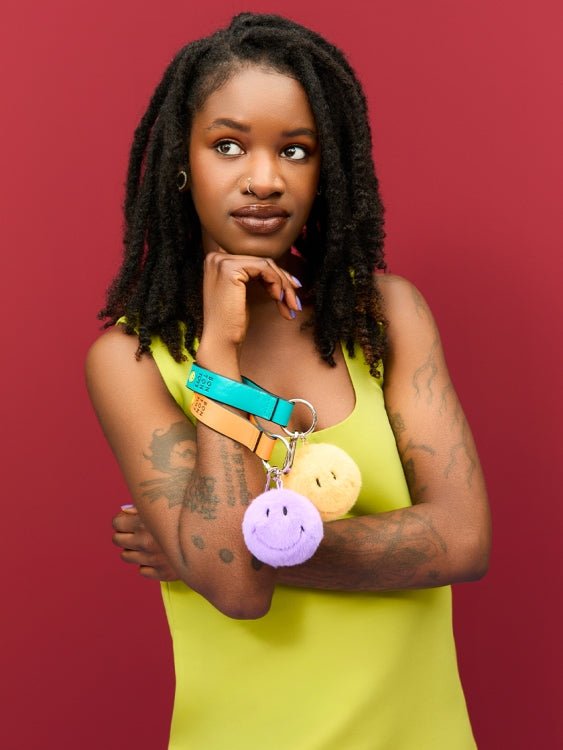 Sleutelhanger Smiley ECO Fuzzy Bag Charm Dark Purple - 7 cm - Sleutelhangers Bon Ton Toys - In den Olifant