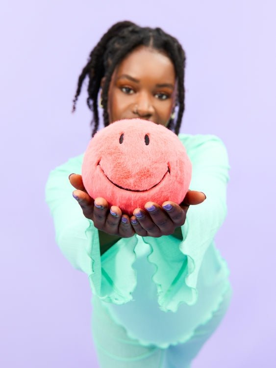 Smiley ECO Fuzzy Bright Coral - 13 cm - Fantasieknuffels Bon Ton Toys - In den Olifant