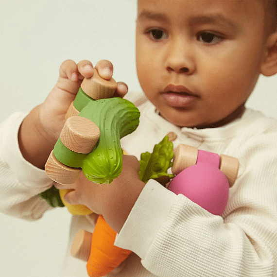 Speelgoedvoertuig | Pepino The Cucumber Baby Car Toy - Bijtspeelgoed Oli&Carol - In den Olifant