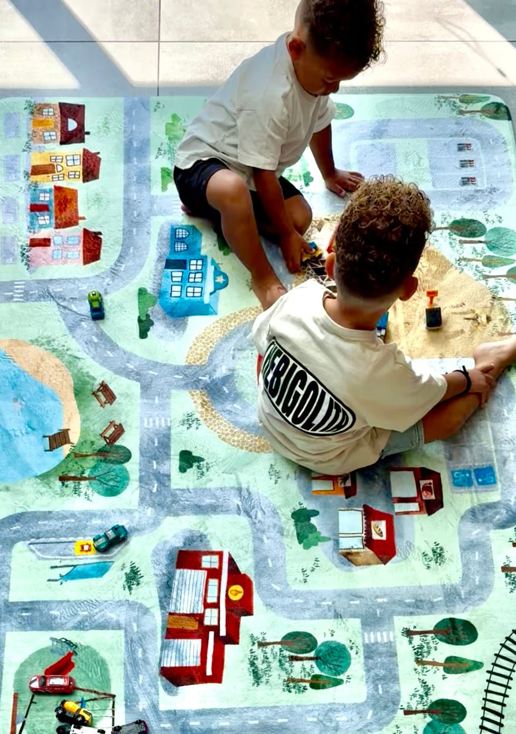 Speelmat met straten Village - 130 x 180 cm - Speelmatten en - bogen Mats & Joy - In den Olifant