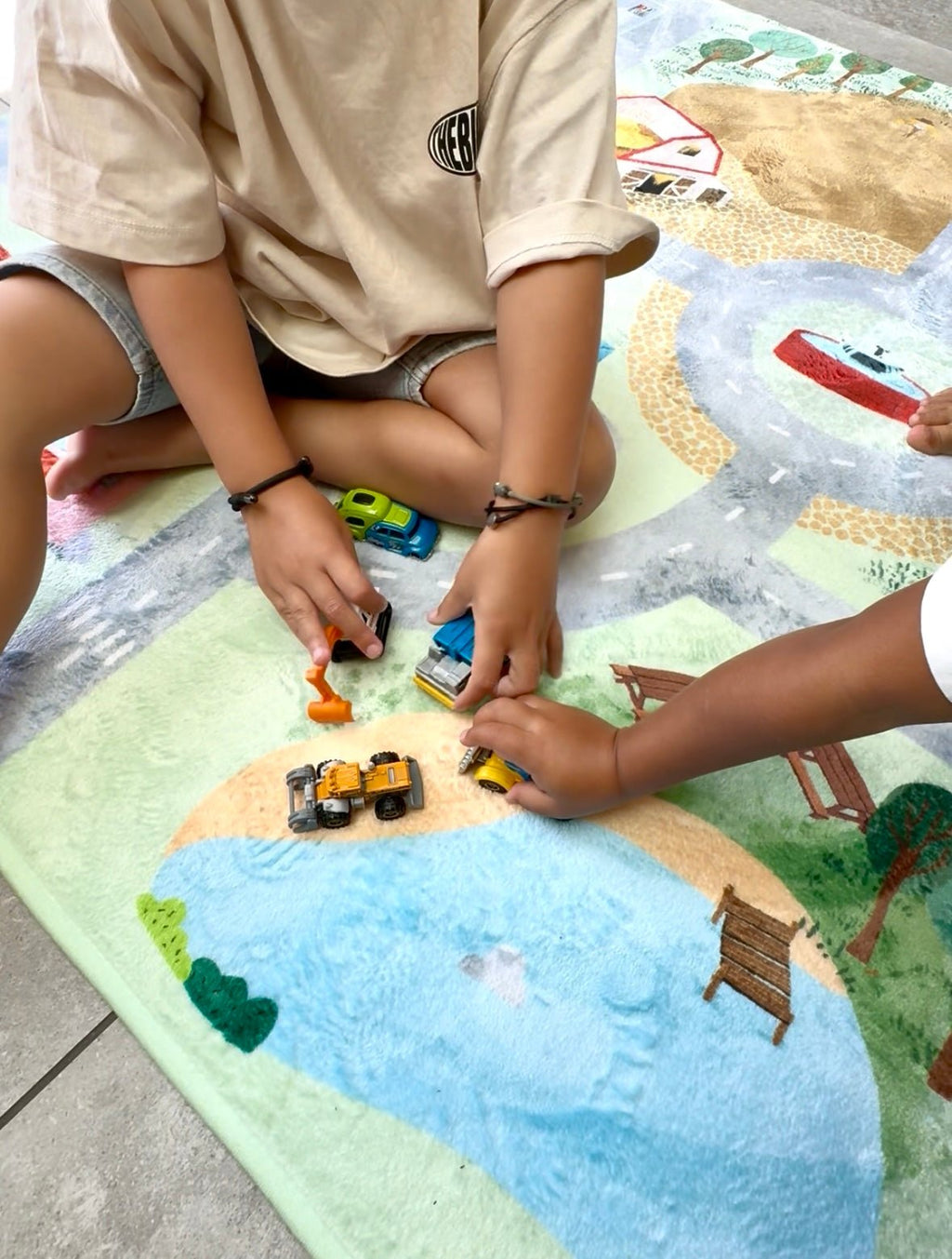 Speelmat met straten Village - 130 x 180 cm - Speelmatten en - bogen Mats & Joy - In den Olifant