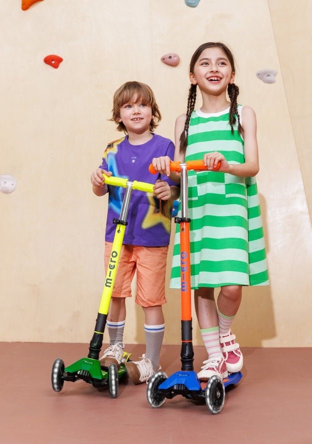 Step Maxi Micro foldable LED Blue Orange Neon - 5 tot 12 jaar - Steppen Micro Mobility - In den Olifant