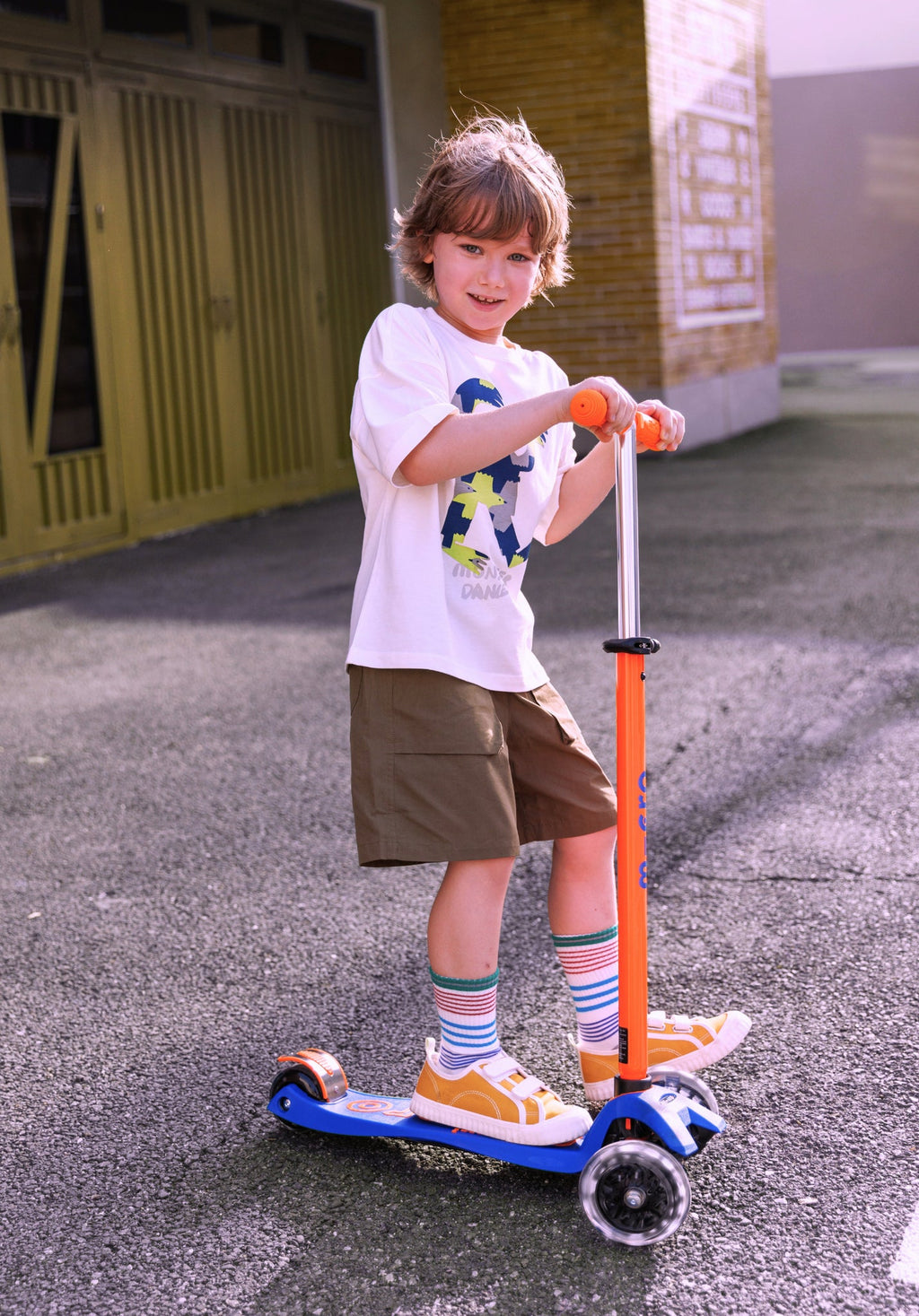 Step op 3 wielen Maxi Micro Deluxe LED blauw oranje neon - 5 tot 12 jaar - Steppen Micro Mobility - In den Olifant