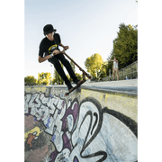 Stuntstep Micro MX Trixx 2.0 zwart + PEGS - 5 tot 12 jaar - Steppen Micro Mobility - In den Olifant