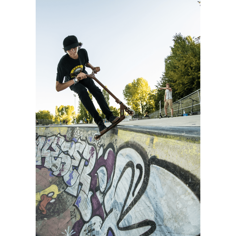 Stuntstep Micro MX Trixx 2.0 zwart + PEGS - 5 tot 12 jaar - Steppen Micro Mobility - In den Olifant