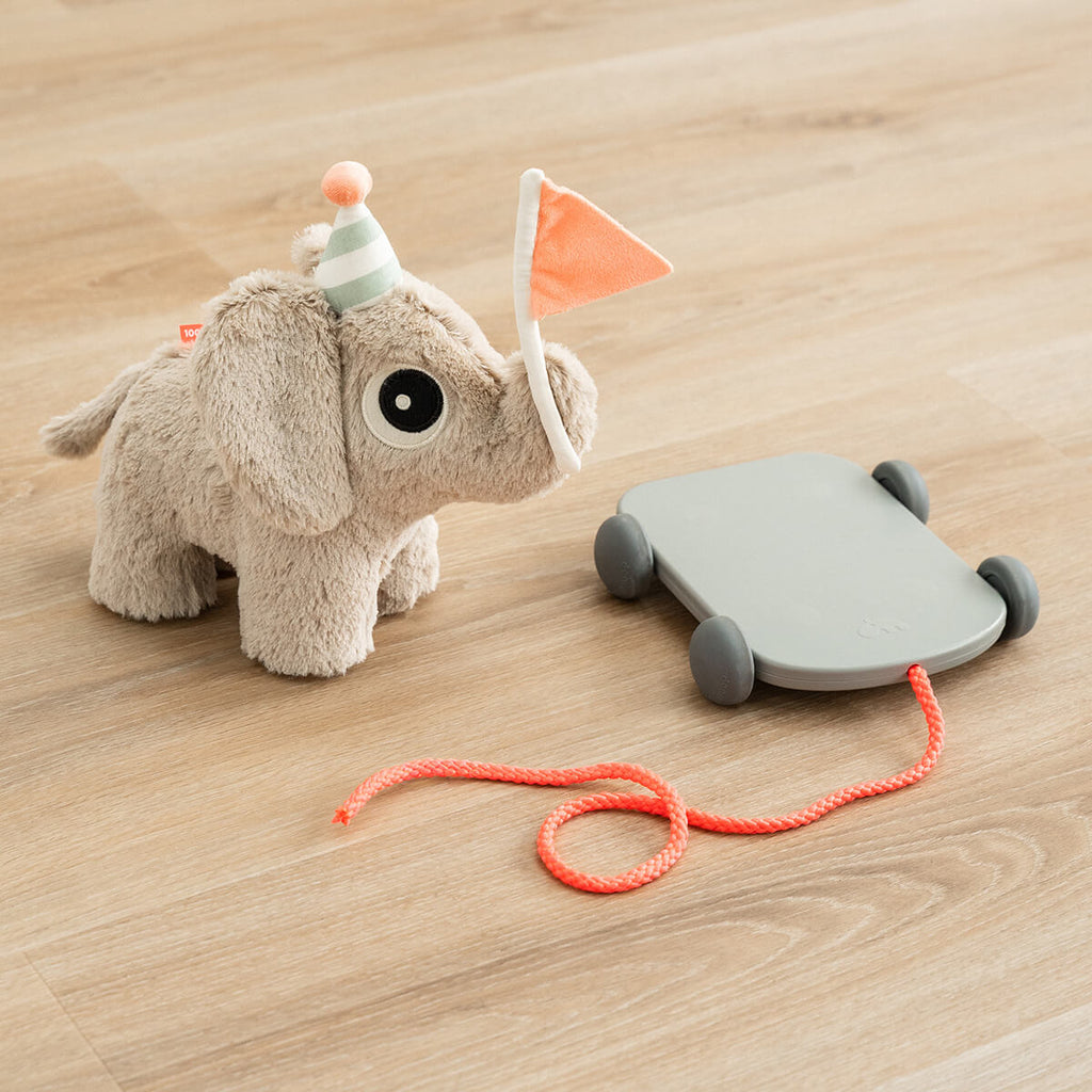 Trekspeeltje Olifant - Pull along 2 - in - 1 toy Elphee Sand - Trek - en duwspeelgoed Done by Deer - In den Olifant