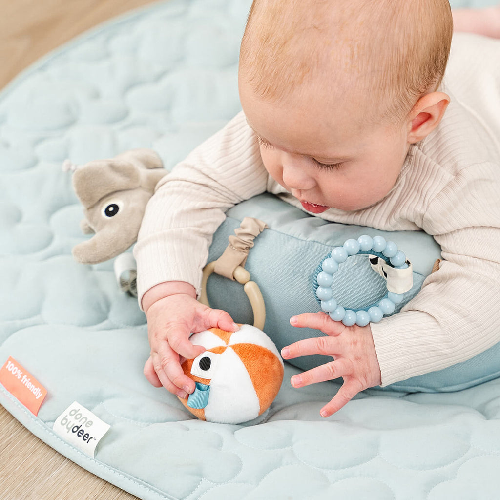 Tummy time activiteitenkussen - Playground Blue - Activiteitenspeelgoed Done by Deer - In den Olifant