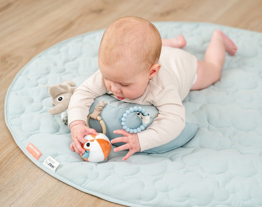 Tummy time activiteitenkussen - Playground Blue - Activiteitenspeelgoed Done by Deer - In den Olifant