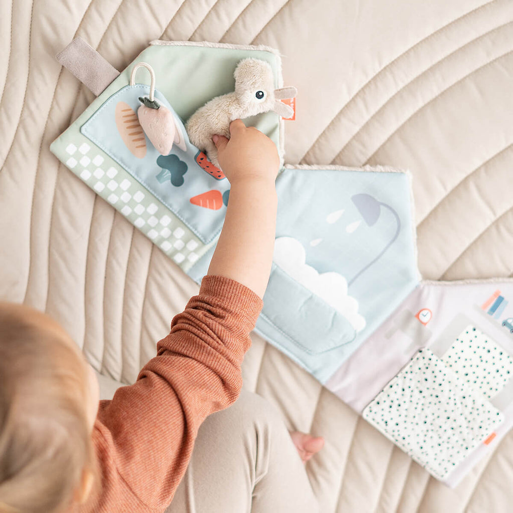 Uitklapbaar babyboekje - Lalee's home soft book Lalee Sand - Babyboekjes Done by Deer - In den Olifant