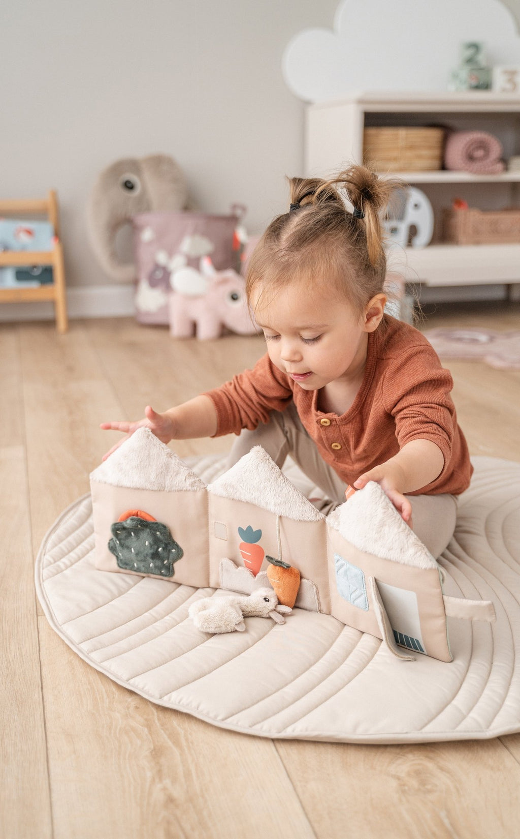 Uitklapbaar babyboekje - Lalee's home soft book Lalee Sand - Babyboekjes Done by Deer - In den Olifant