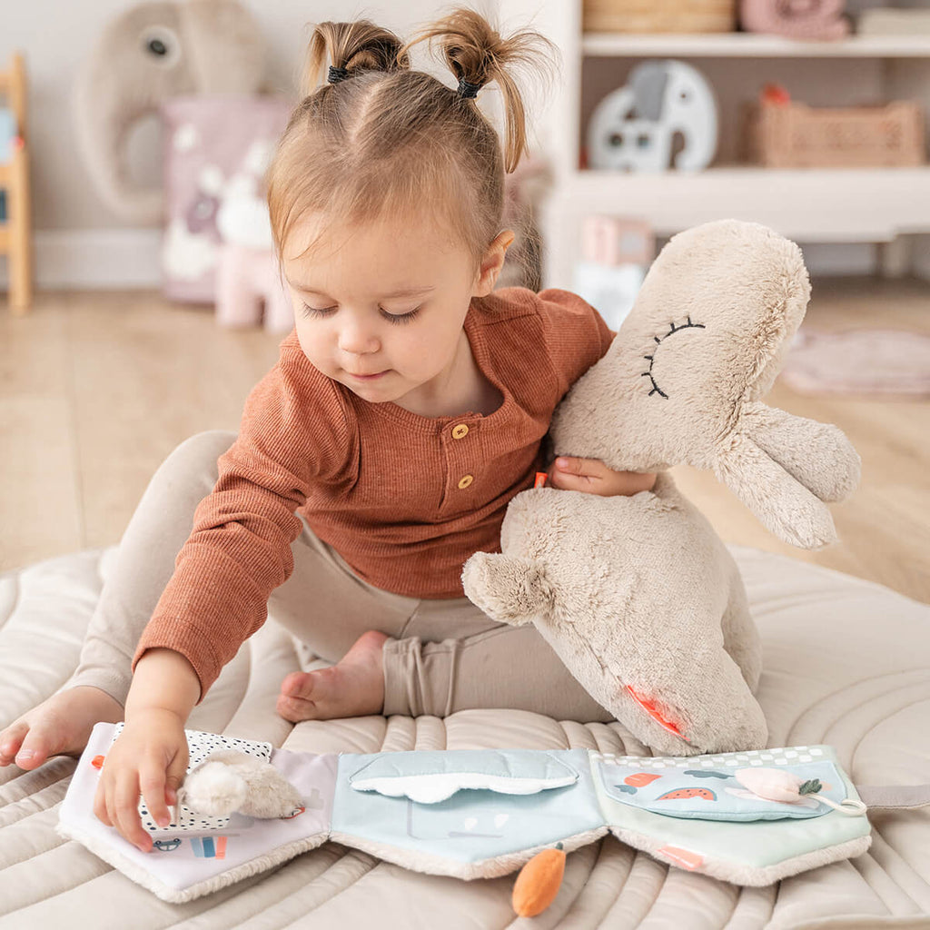 Uitklapbaar babyboekje - Lalee's home soft book Lalee Sand - Babyboekjes Done by Deer - In den Olifant