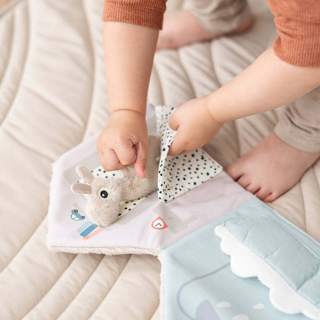 Uitklapbaar babyboekje - Lalee's home soft book Lalee Sand - Babyboekjes Done by Deer - In den Olifant