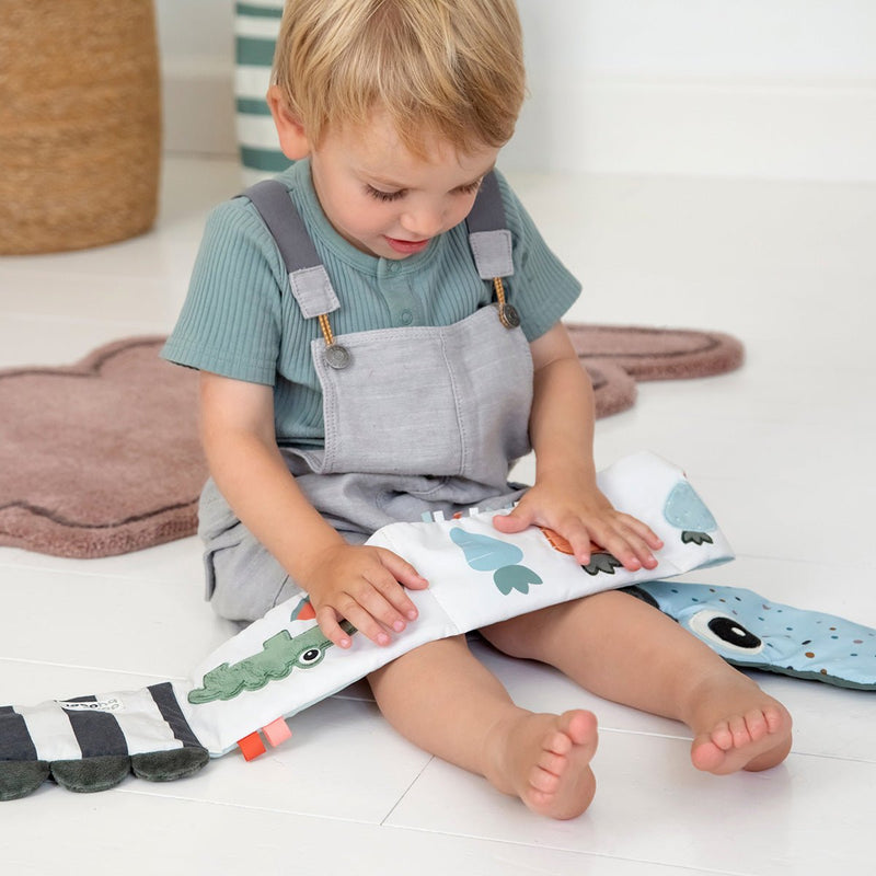 Uitklapbaar stoffen boekje - Croco Green - Babyboekjes Done by Deer - In den Olifant