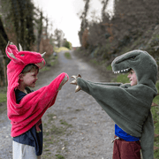 Verkleedcape Triceratops Cuddle Cape Red - Verkleedcapes Great Pretenders - In den Olifant