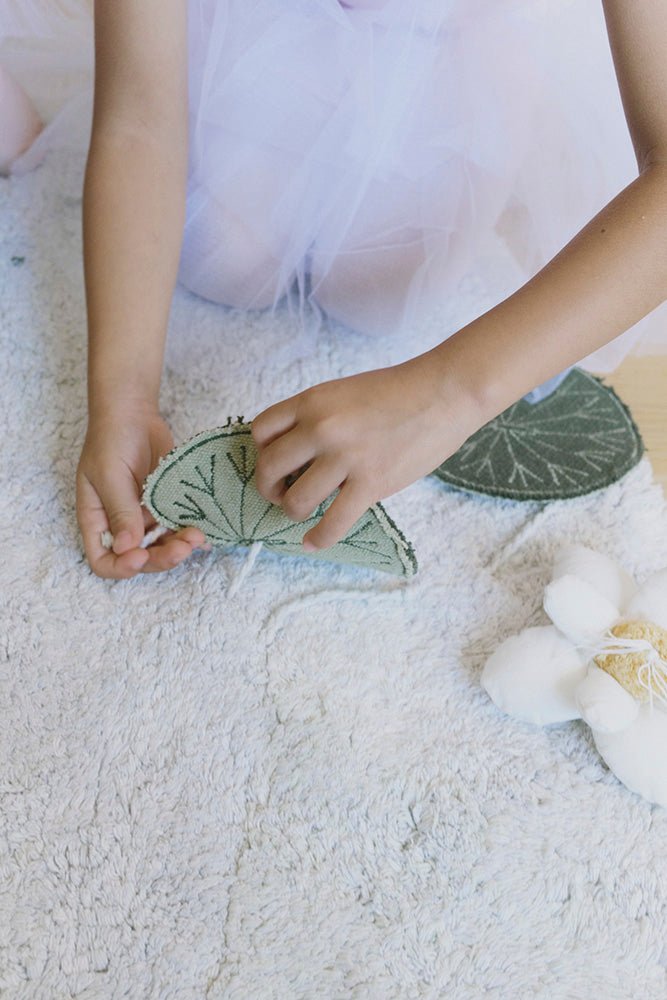 Wasbaar speeltapijt Swan Lake - 130 x 170 cm - Tapijten Lorena Canals - In den Olifant