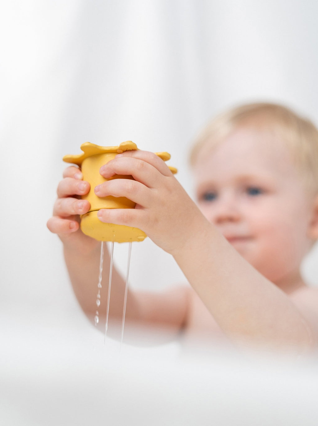 Water play & stacking cups 3 pcs Elphee Colour mix - Badspeelgoed Done by Deer - In den Olifant