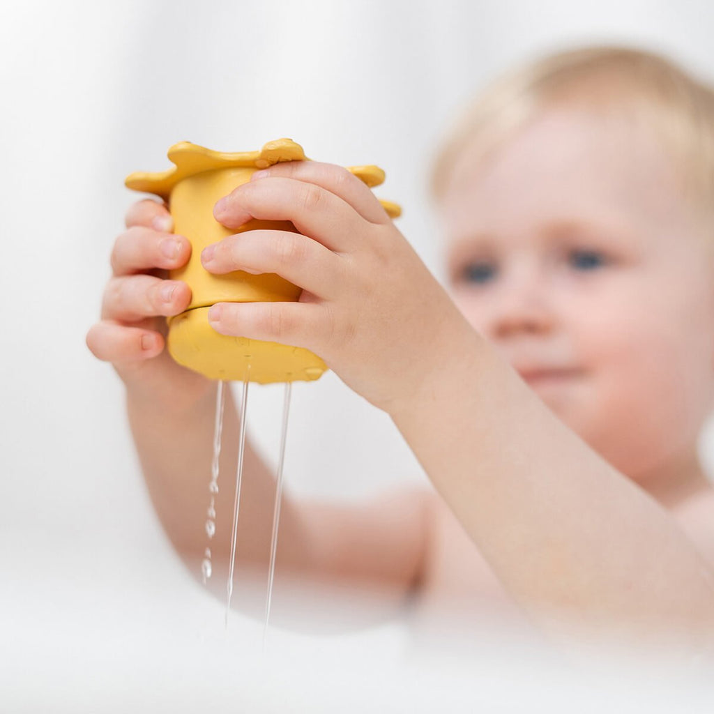 Water play & stacking cups 3 pcs Elphee Colour mix - Badspeelgoed Done by Deer - In den Olifant