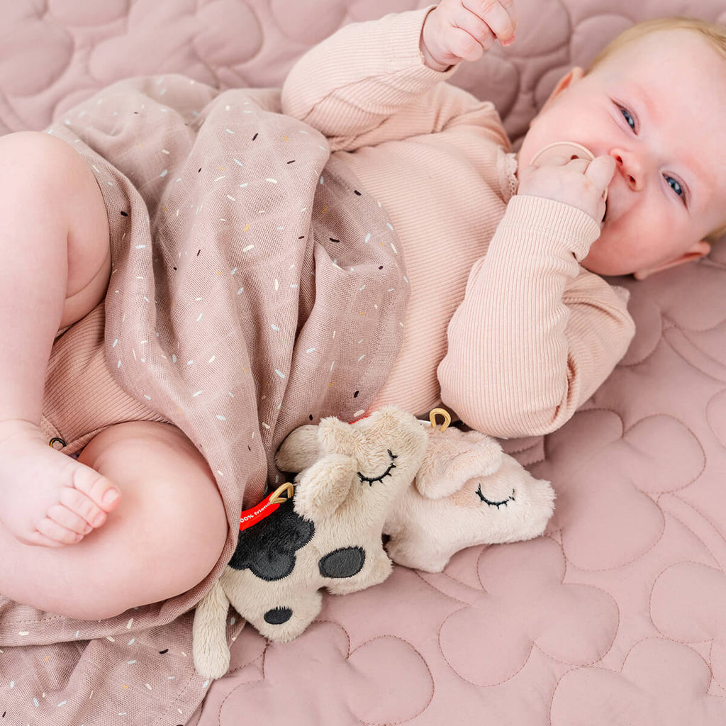 Zachte rammelaar - Tiny sensory rattle Dotti Sand - Rammelaars Done by Deer - In den Olifant